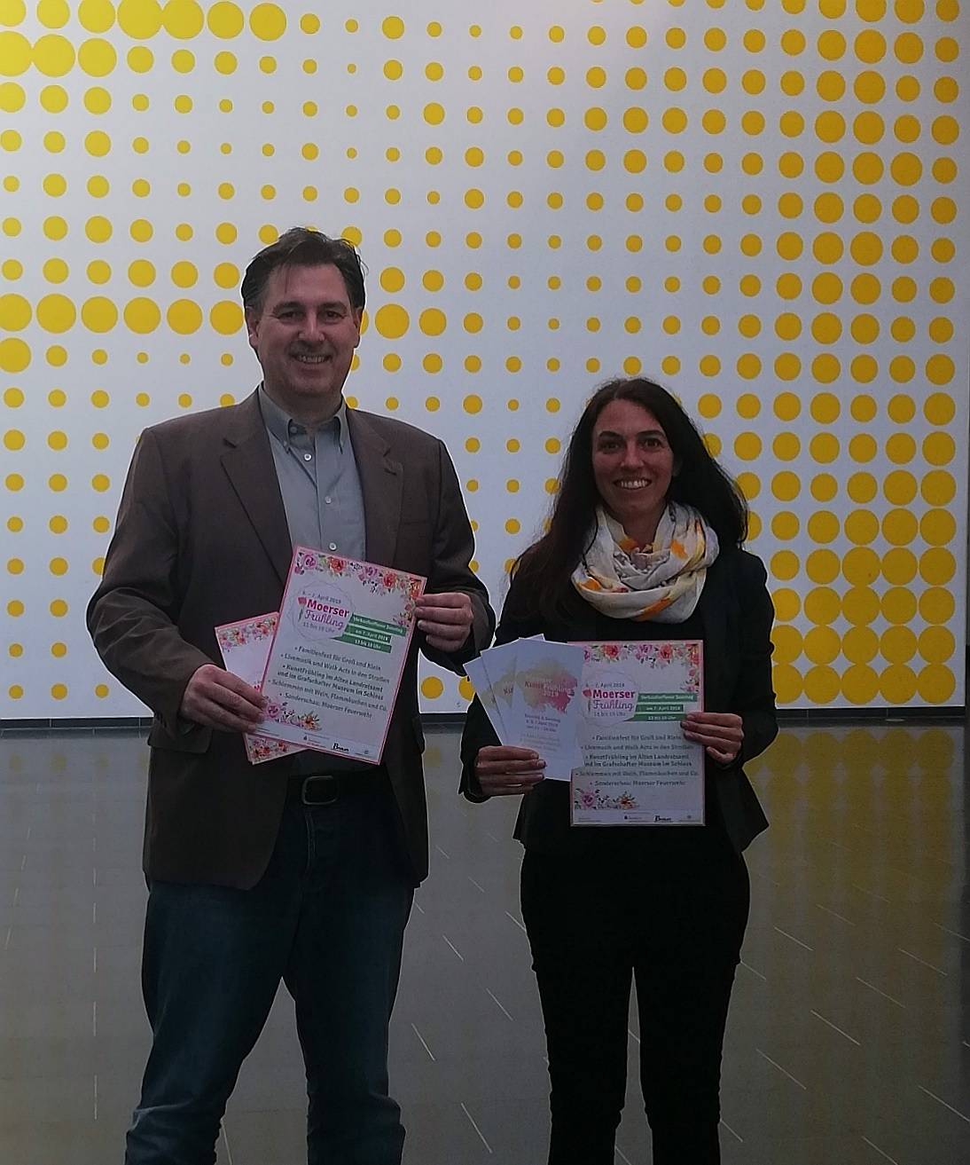  Michael Birr, Geschäftsführer des Moerser Stadtmarketings, und Eva Marxen, Leiterin des Kulturbüros, freuen sich über die Kooperation und auf den 1. Moeser KunstFrühling. 