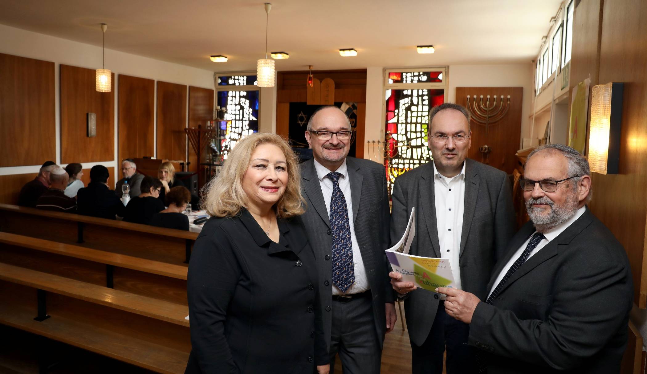  Dr. Leah Floh, Vorsitzende der Jüdischen Gemeinde Mönchengladbach, Kulturdezernent Dr. Gert Fischer, Dr. Thomas Hoeps, Leiter des städtischen Kulturbüros, und Rabbiner Yitzhak Hoenig (v.l.) stellten in der Synagoge das Programm vor. 