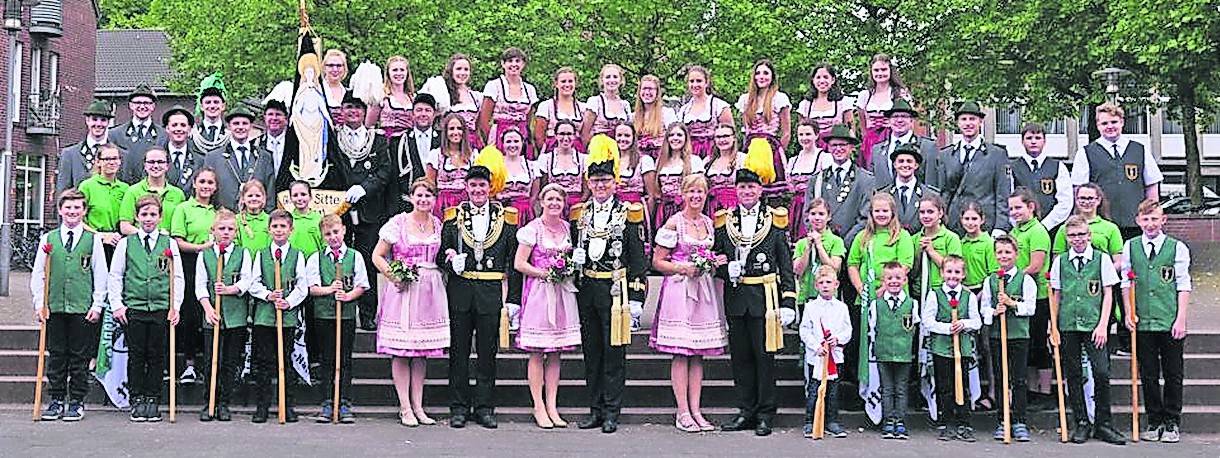  Das Königshaus 2018 der Sankt Maria-Himmelfahrt-Bruderschaft Breyell-Natt mit Fahnenabordnung und Jungschützen. 