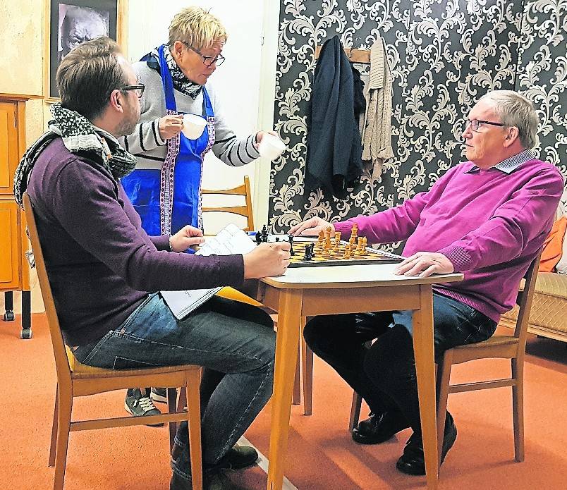  Walter (Stefan Holzapfel, l.) spielt mit Karl (Dieter Götzen) eine Runde Schach. Helene (Marlies Sommer) wirbelt Walters Routine ordentlich durcheinander. 