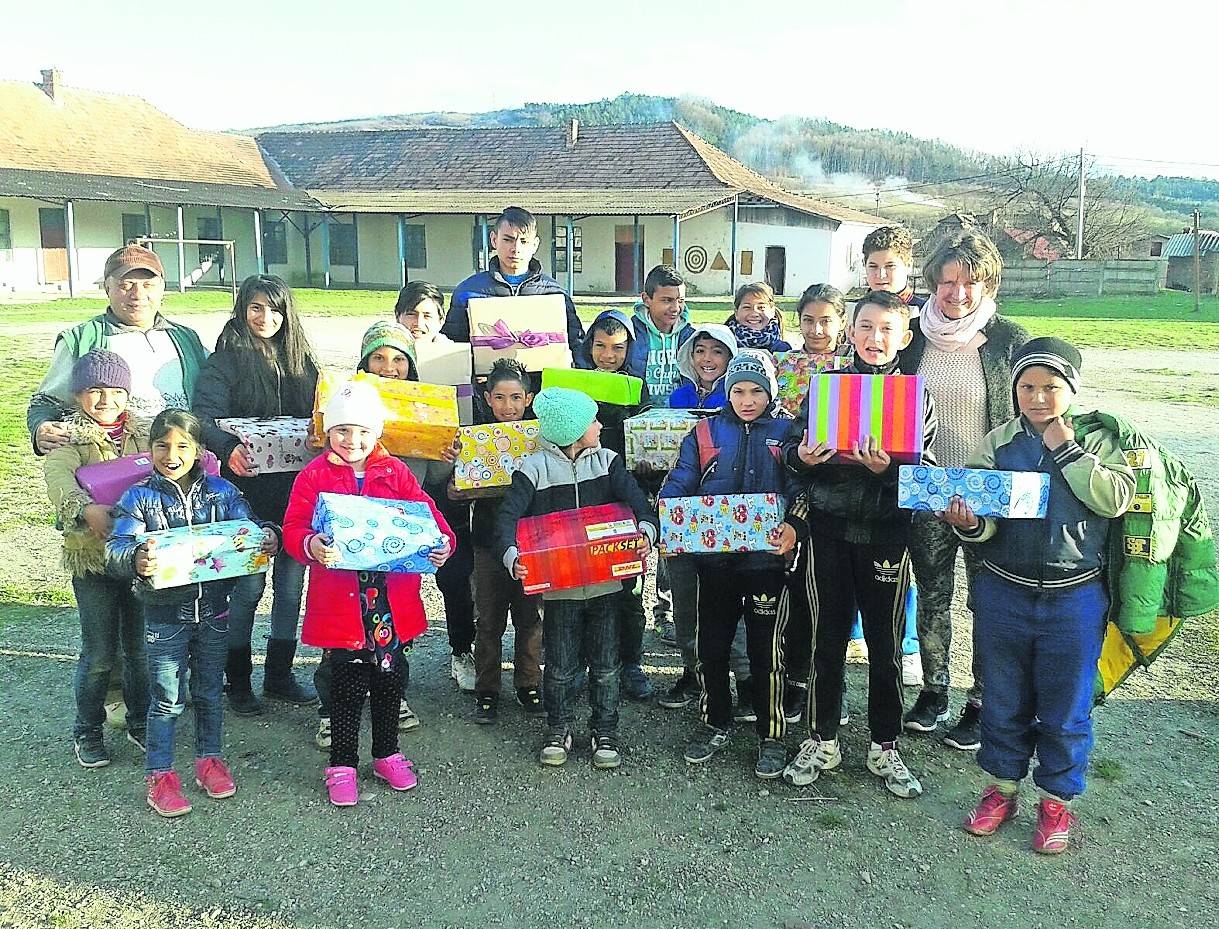 Die Kinder im Dorf Aiud freuen sich immer sehr über die bunten Päckchen, die Elisabeth Bublitz im Gepäck hat.