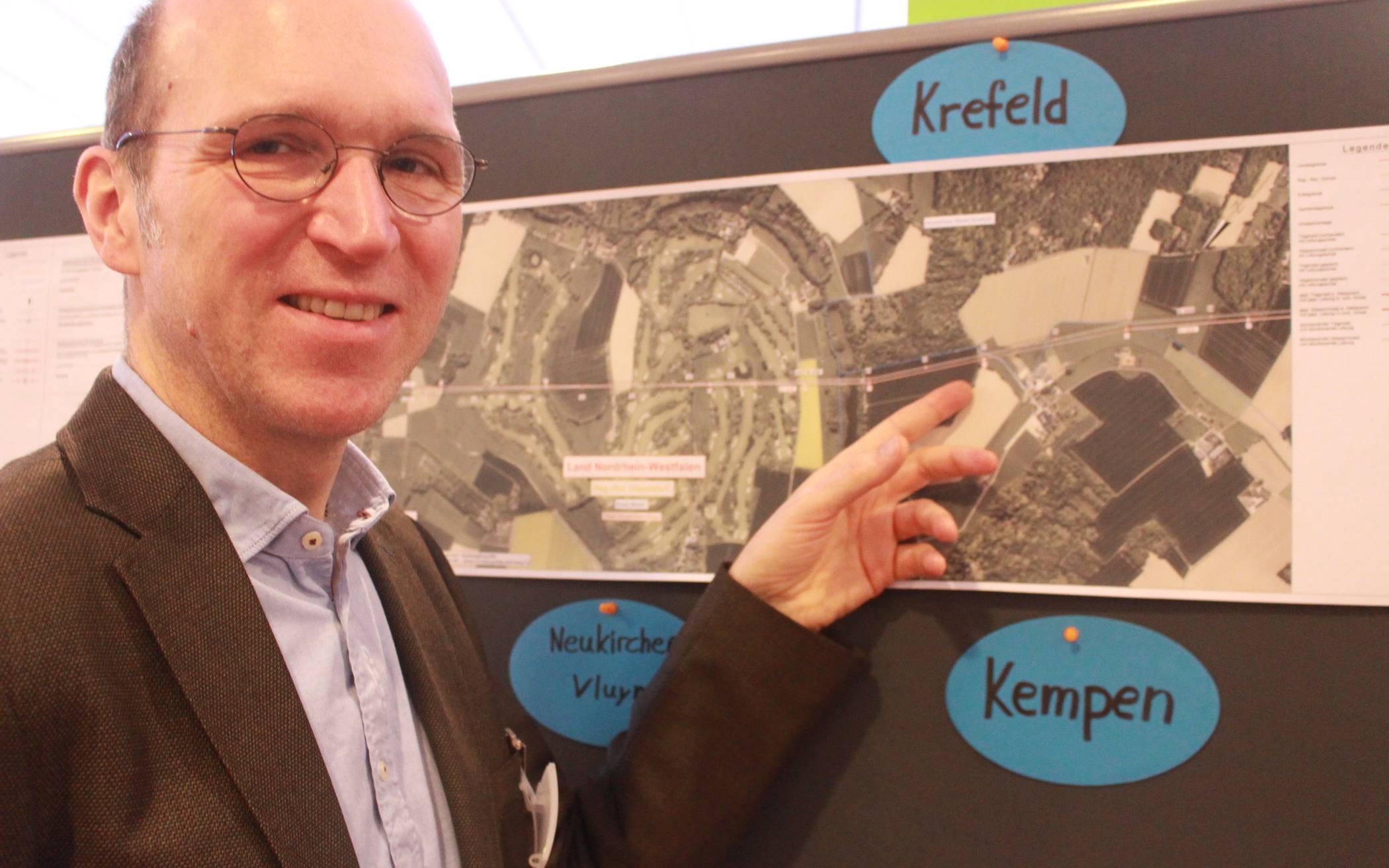 Amprion-Sprecher Claas Hammes zeigt an der