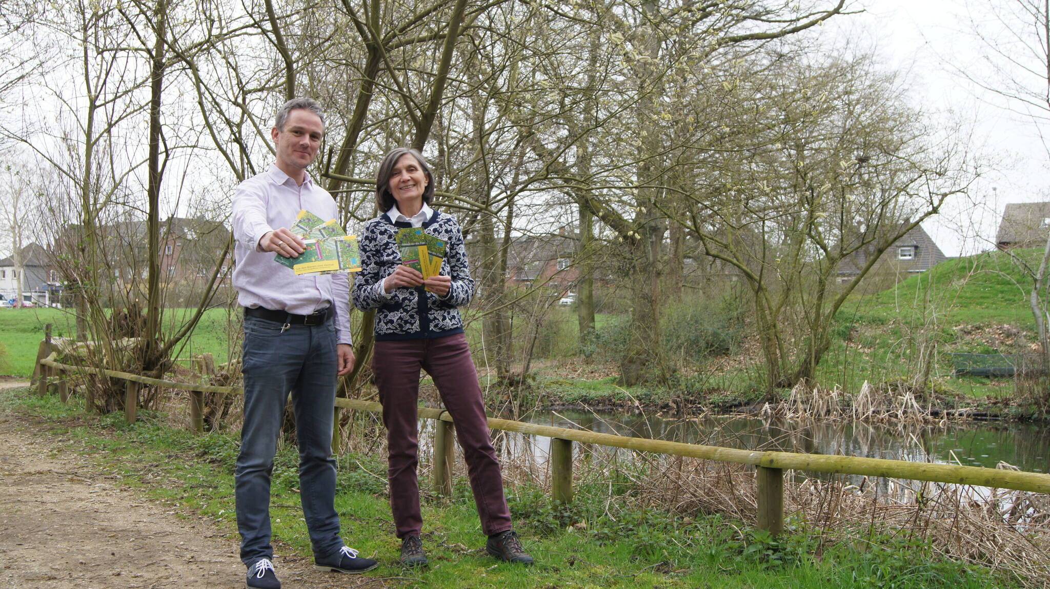 Frank Grusen und Marion May-Hacker mit den neuen Saatmischungen und Flyern.