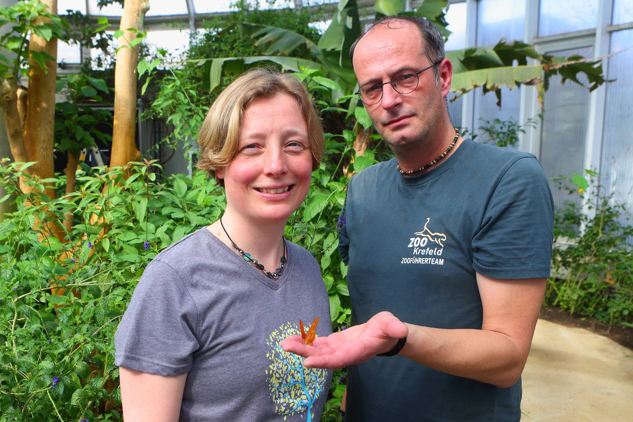  Zoo-Sprecherin Petra Schwinn und Schmetterlings-Experte Andreas Bäumler präsentieren einen der ersten neuen Falter. 