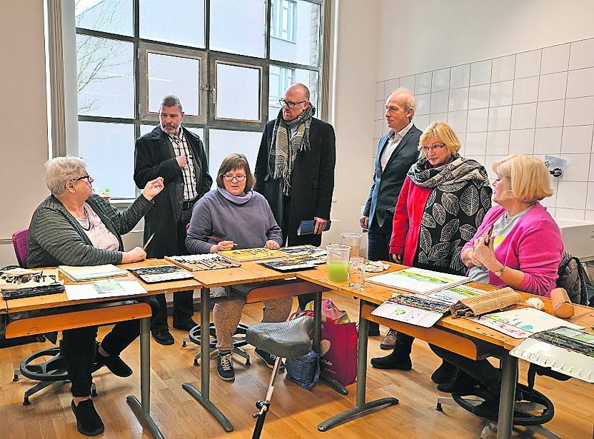 Oben die neue „Volkshochschulfabrik“. Mittleres