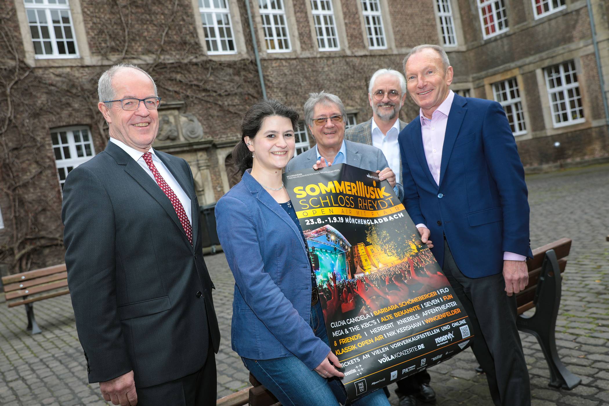 Fertig für die SommerMusik Schloss Rheydt (v.l.): Oberbürgermeister Hans Wilhelm Reiners, Eva Ziegelhöfer vom Theater Krefeld-Mönchengladbach, SommerMusik-Veranstalter Günter vom Dorp, Christian Malescov, Leiter der Musikschule, und Norbert Bienen von Bienen   Partner Immobilien, neuer ClassicPartner des Festivals.