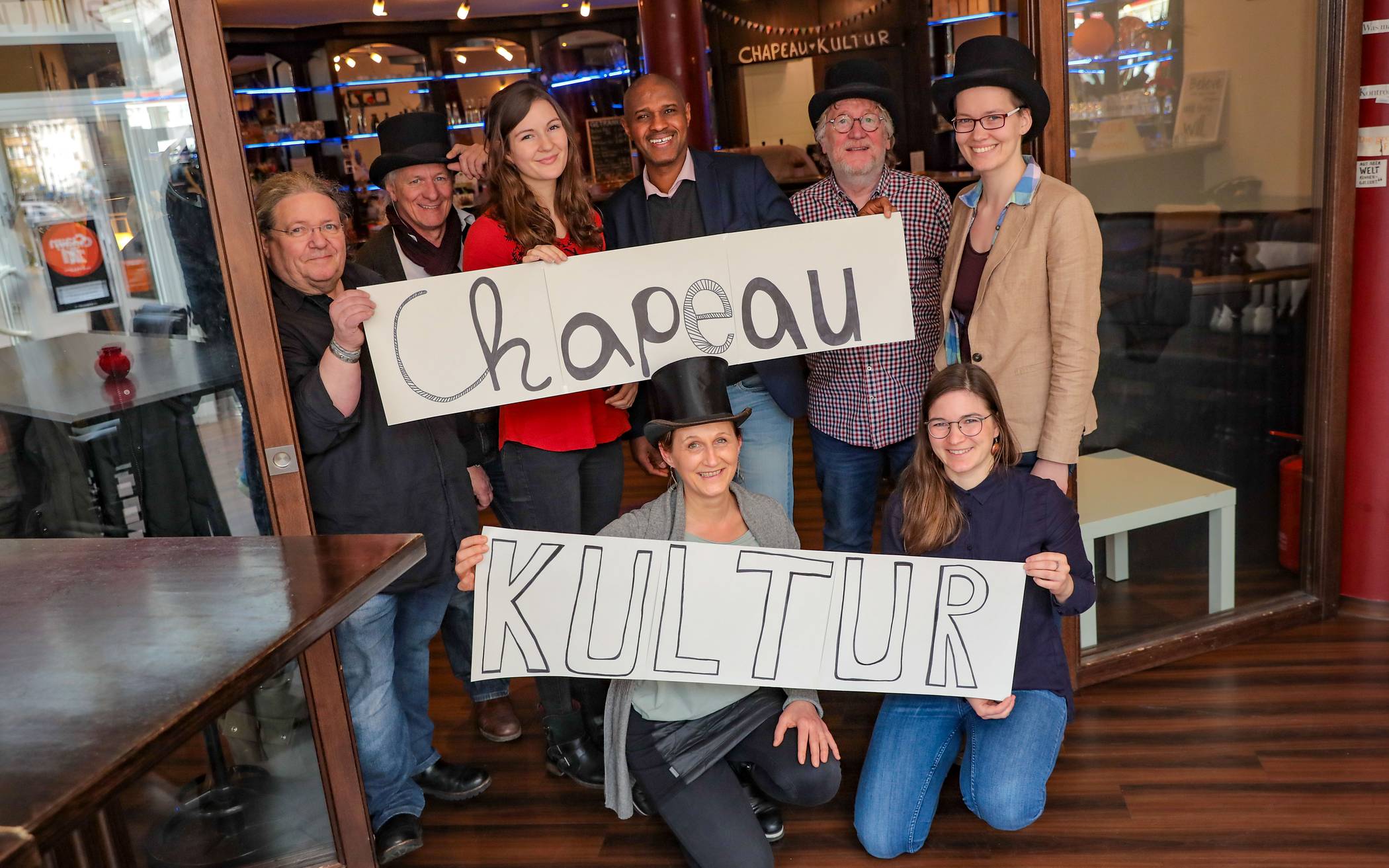 Hängen sich voll rein fürs Chapeau Kultur (hinten v.l.): Mika Ernst (Bassist von Claim 21), Norbert Schoeler (Geschäftsführer SKM Rheydt und Gitaarist bei Claim 21), Sonja Tucinskij (Kulturkram), Alpha Balde (Vorstandsvorsitzenderr VKI), Wolfgang Riehn (Geschäftsführer VKI) und Rebeca Schmidthüsen (Kulturkram) sowie (vorne v.l.) Anna Papoulias (SKM Rheydt) und Katharina Hieber (Quartiersmanagement).