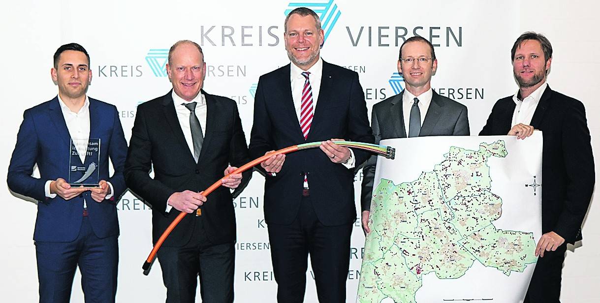 Wollen ein möglichst flächendeckendes Glasfasernetz für den gesamten Kreis Viersen schaffen: (v.l.) Manager Förderung Jan Rimbach (Deutsche Glasfaser), Geschäftsführer Peter Kamphuis (Deutsche Glasfaser), Landrat Dr. Andreas Coenen, Abteilungsleiter Christian Böker und Breitbandkoordinator Sebastian Cüsters.