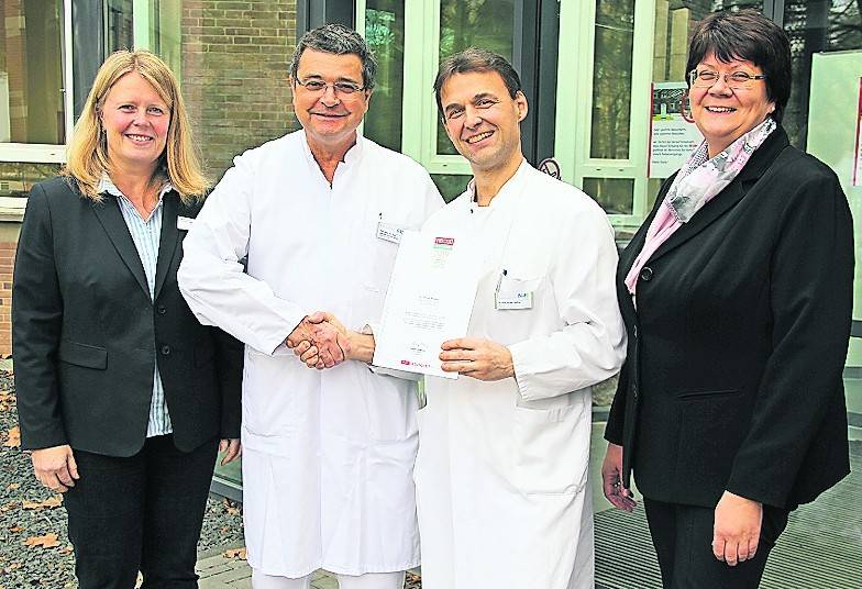 Glückwunsch! Mit Chefarzt Dr. Jochen Neßler (3.v.l.) freuen sich Irmgard van Haeff (Pflegedirektorin, l.), Dorothee Enbergs (Kaufmännische Direktorin) und Prof. Dr. Dietmar Pierre König (Ärztlicher Direktor) über die Auszeichnung. 