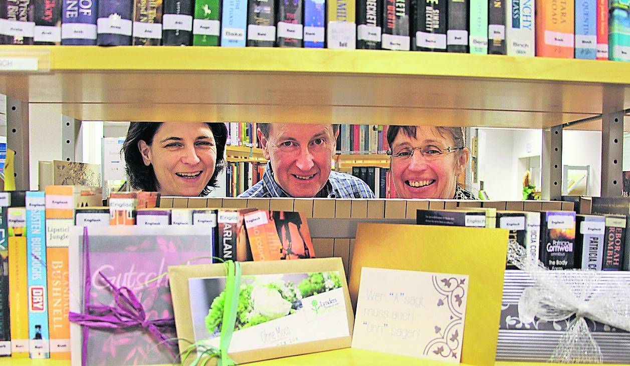 Florales, Beauty, Kulinarisches und Nützliches: Bibliotheksleiterin Uta Krüger, Mitarbeiter Dennis O’Shea und Ehrenamtlerin Iris Meisel (v.l.n.r.) halten abwechslungsreiche Gewinne für die Leser bereit.