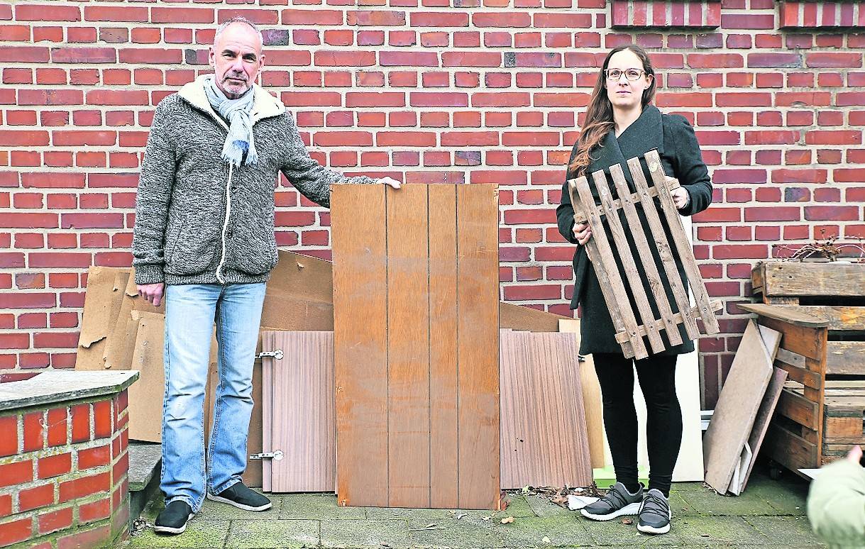  Die Deckenverkleidung kommt nicht mit, die Schrankrückwand schon. Der Schlitten geht, die Fensterlade nicht: Nadine Knapstein und ihr Vater Carl Heinz sind sauer. 