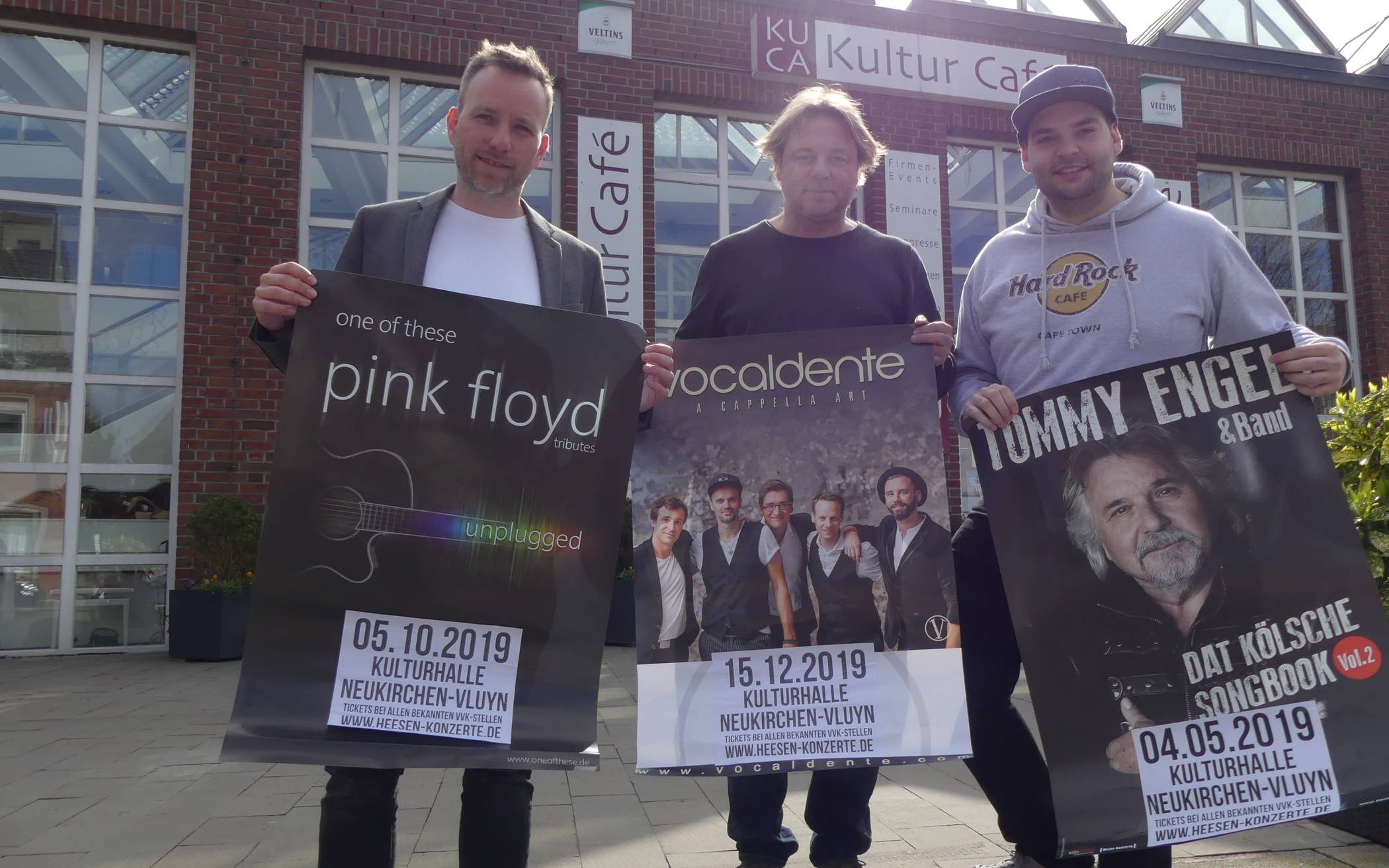 Präsentierten die neuen Veranstaltungen in der Kulturhalle: Axel Tappertzhofen (KuCa Veranstaltungs UG) sowie Elmar Spinnen und Sinan Heesen (Heesen Gruppe).