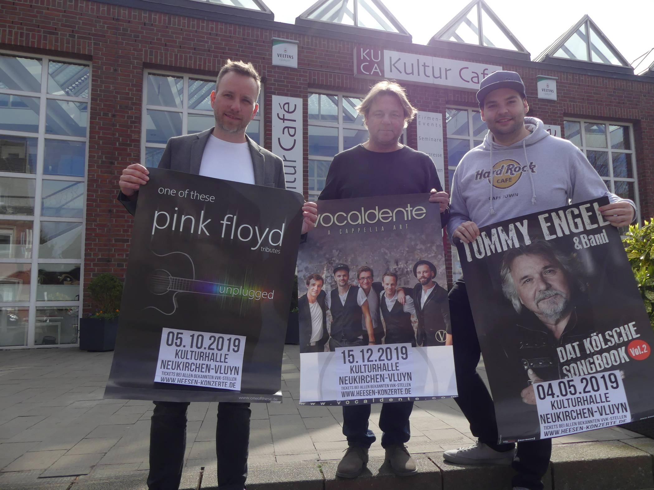  Präsentierten die neuen Veranstaltungen in der Kulturhalle: Axel Tappertzhofen (KuCa Veranstaltungs UG) sowie Elmar Spinnen und Sinan Heesen (Heesen Gruppe). 