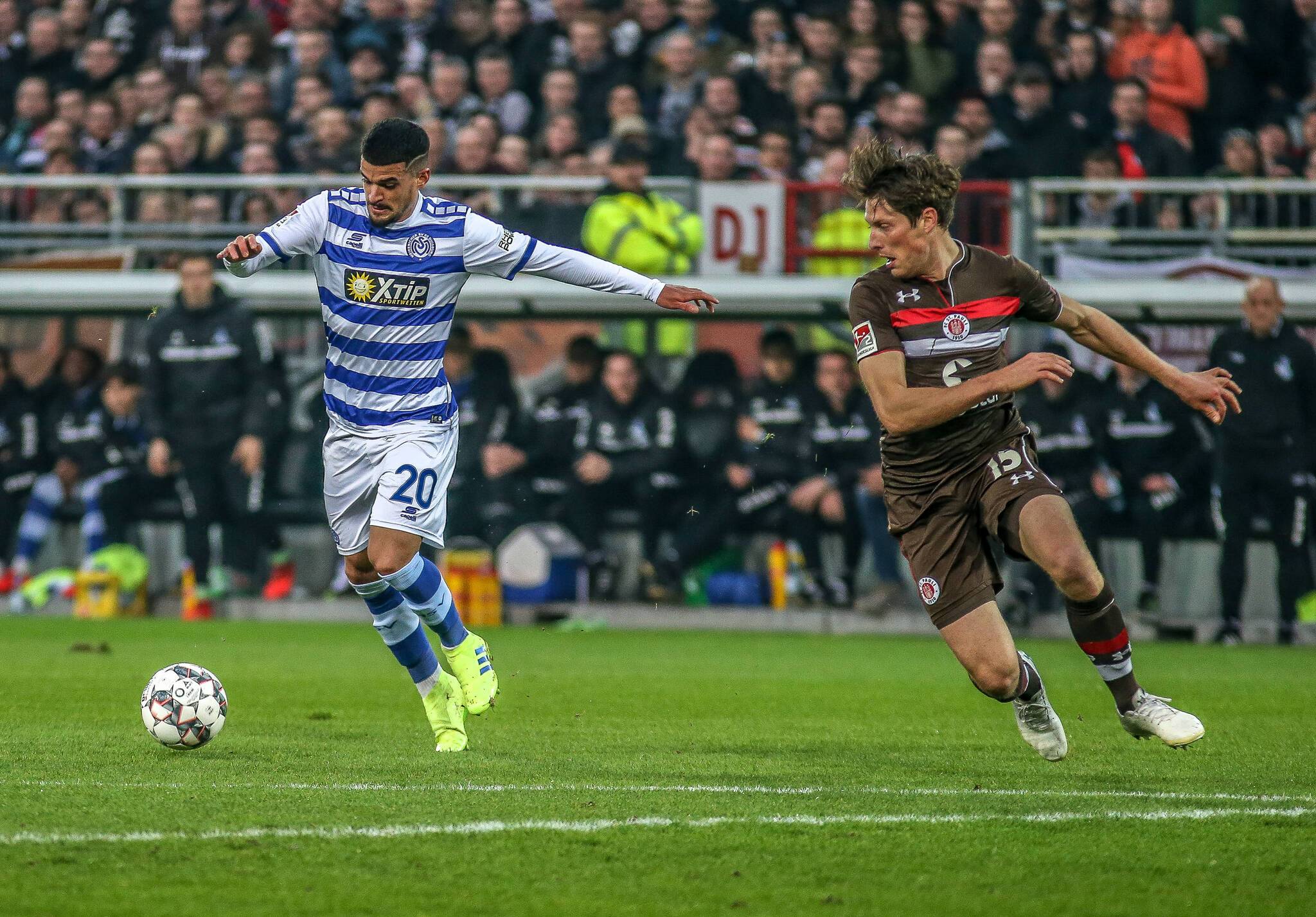  Die Szene kurz vor dem strittigen verweigerten Elfmeterpfiff: Cauly Souza zieht ab, Daniel Buballa blockt den Schuss im Strafraum mit der Hand.  