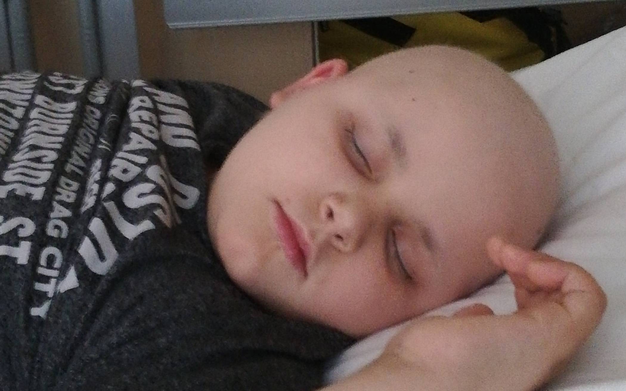 Leon ist erschöpft von der Therapie,