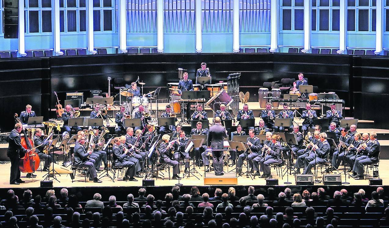 Das Luftwaffenmusikkorps Münster in voller Pracht, hier bei einem Konzert in der Bremer „Glocke“. 
