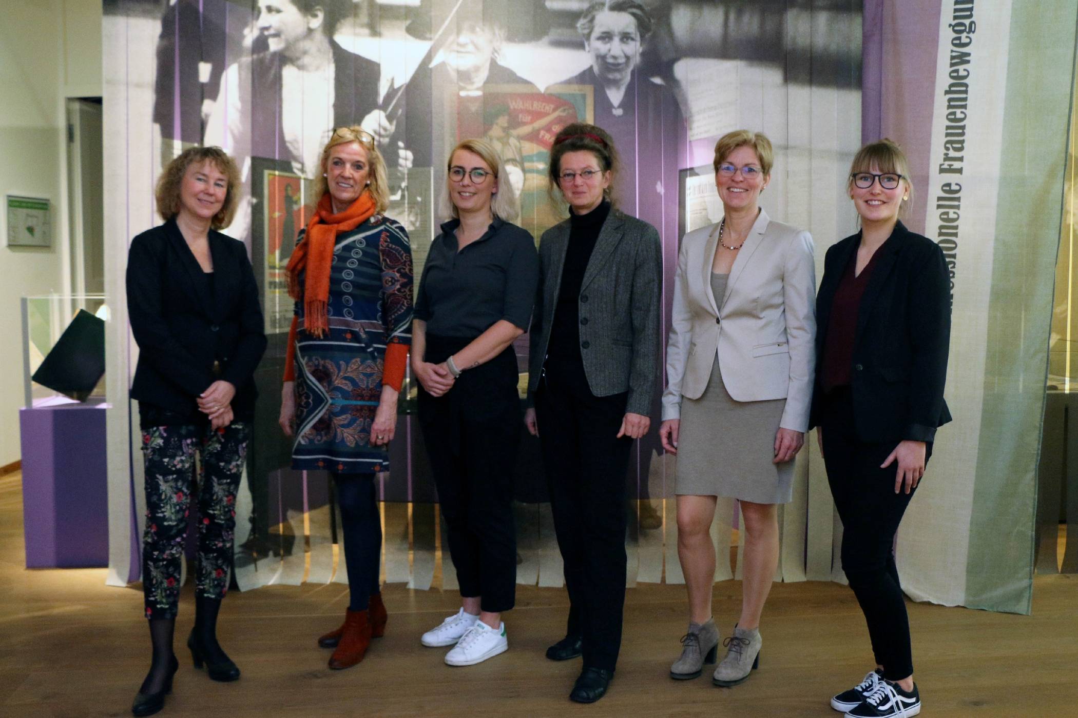  Dr. Ingrid Misterek-Plagge (Kulturraum Niederrhein), Gleichstellungsbeauftragte Barbara Folkerts, Museumsmitarbeiterin Fania Burger, Museumsleiterin Diana Finkele, vhs-Leiterin Beate Schieren-Ohl und Museumsvolontärin Lisa Merschformann (v.l.) freuen sich, dass das wichtige Thema Frauenwahlrecht durch die aktuelle Sonderausstellung „Wählen und Wühlen“ in den Fokus gerückt wird. 