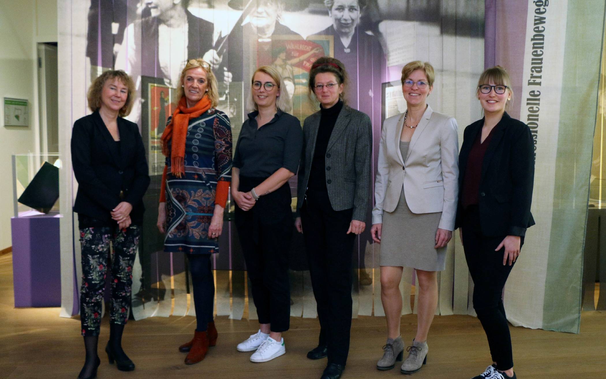 Dr. Ingrid Misterek-Plagge (Kulturraum Niederrhein), Gleichstellungsbeauftragte Barbara Folkerts, Museumsmitarbeiterin Fania Burger, Museumsleiterin Diana Finkele, vhs-Leiterin Beate Schieren-Ohl und Museumsvolontärin Lisa Merschformann (v.l.) freuen sich, dass das wichtige Thema Frauenwahlrecht durch die aktuelle Sonderausstellung „Wählen und Wühlen“ in den Fokus gerückt wird.
