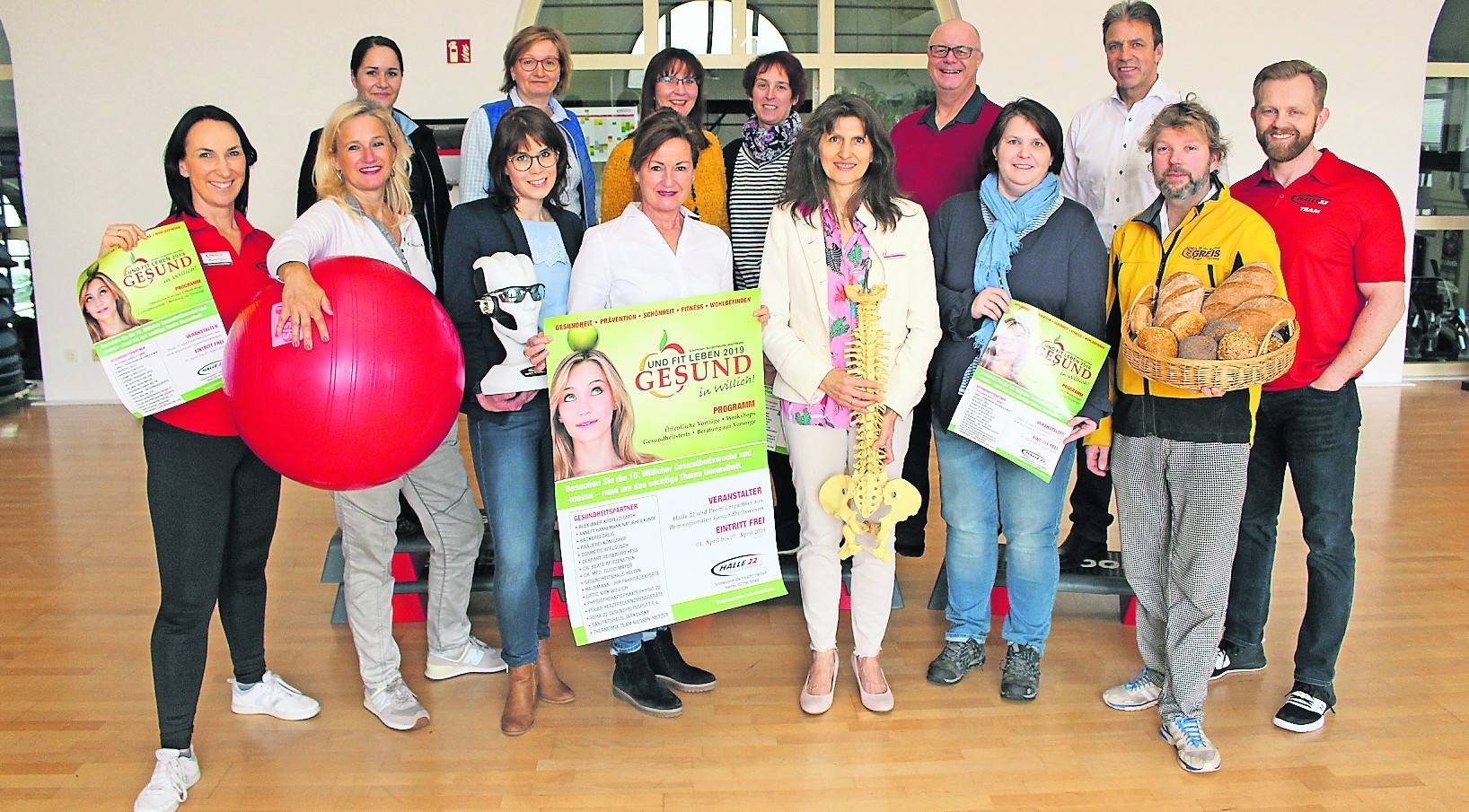 Edith Gribs, Inhaberin der Halle 22 (mit großem Plakat) und die Aussteller der Gesundheitswoche hoffen auf viele Besucher.