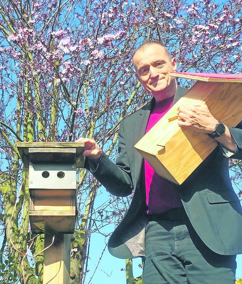  Dr. Claus Brell mit einem vernetzten Nistkasten. Die zwei Einfluglöcher sollen verhindern, dass starke Küken etwas schwächere dauerhaft wegdrängen können. 