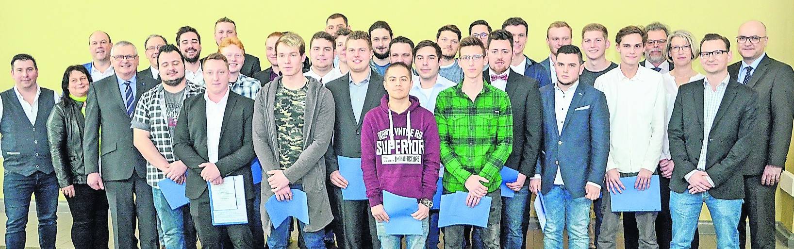 Obermeister Rolf Meurer (4.v.l.) erhob die jungen Elektroniker während der Lossprechungsfeier der Innung E-Handwerke Niederrhein Kreis Viersen in den Gesellenstand.