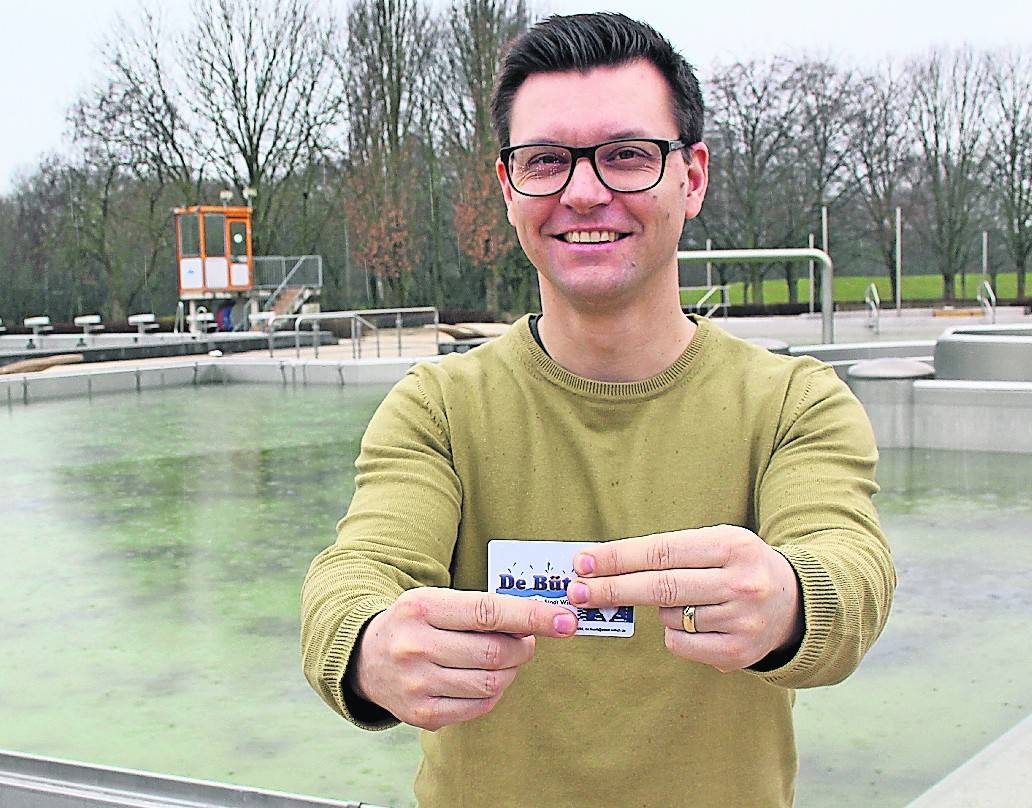  Bad-Manager Philipp Bauknecht zeigt eine Freibad-Saisonkarte im Scheckkartenformat. Foto und Namen des Nutzers verdeckt er aus Datenschutzgründen mit seinen Fingern. 