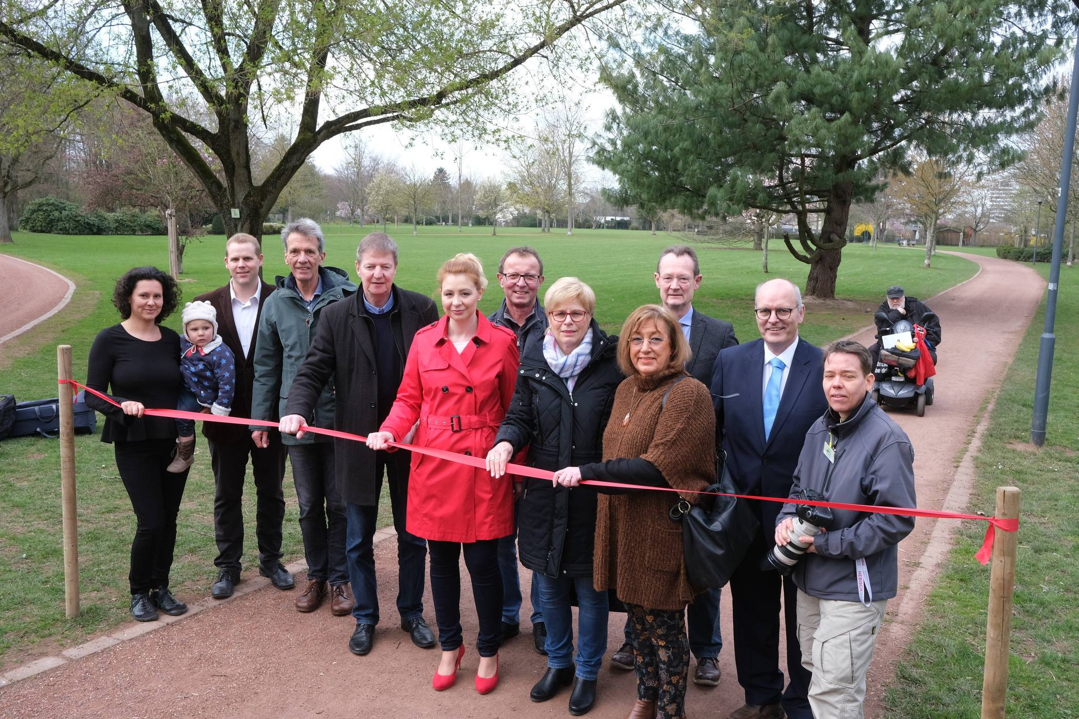  Im Uerdinger Stadtpark ist der Baumlehrpfad eröffnet worden. 
