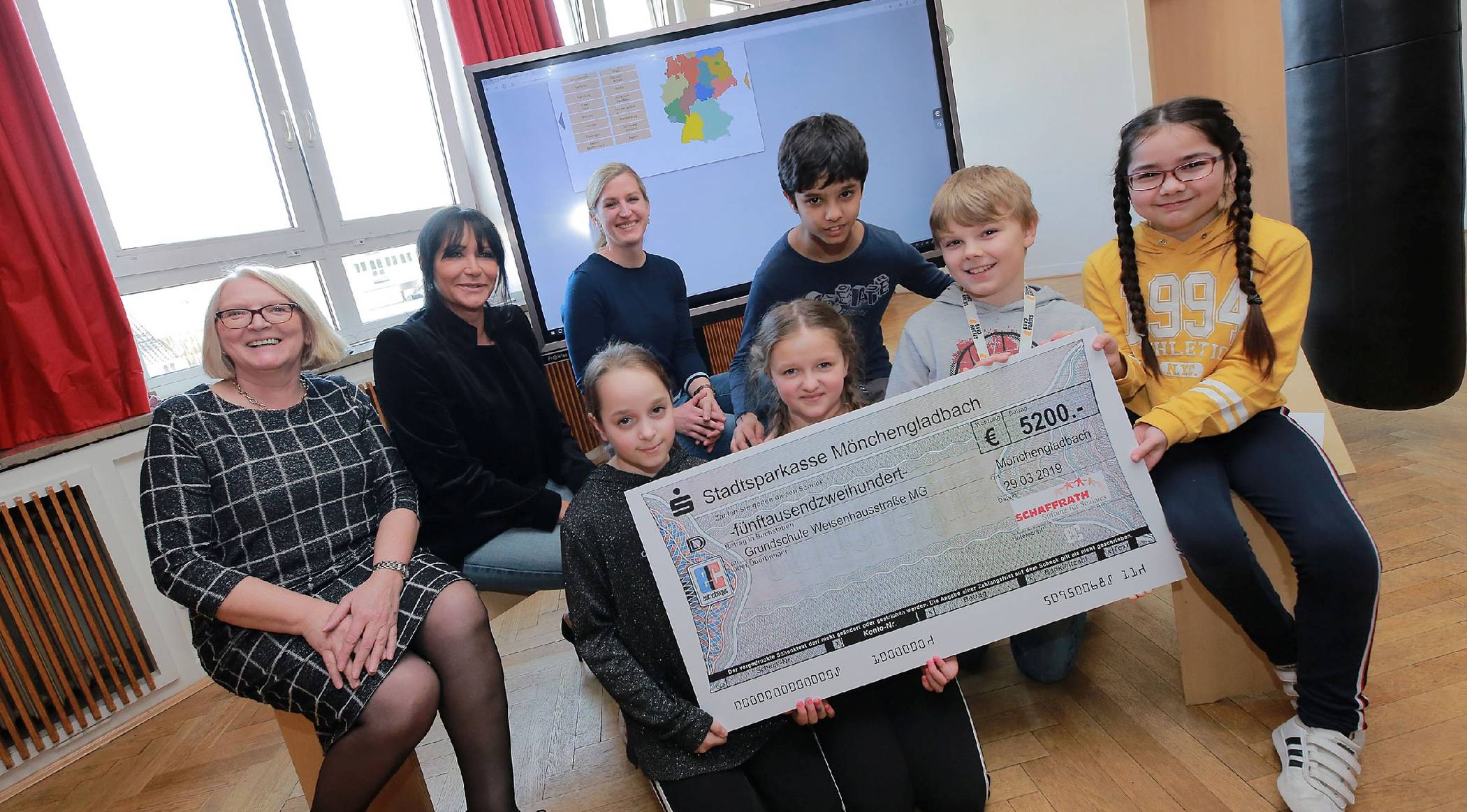 Offizielle Einweihung des neuen interaktiven Boards mit Stiftungsgründerin Renate Schaffrath (2.v.l.), Schulleiterin Ursula Stegemann-Hirsch (l.), der Klassenlehrerin 4b, Susanne Schneider und den Schülerinnen und Schülern (v.l.) Elsa, Nicole, Ayan, Louis und Gizem.Foto. Andreas Baum