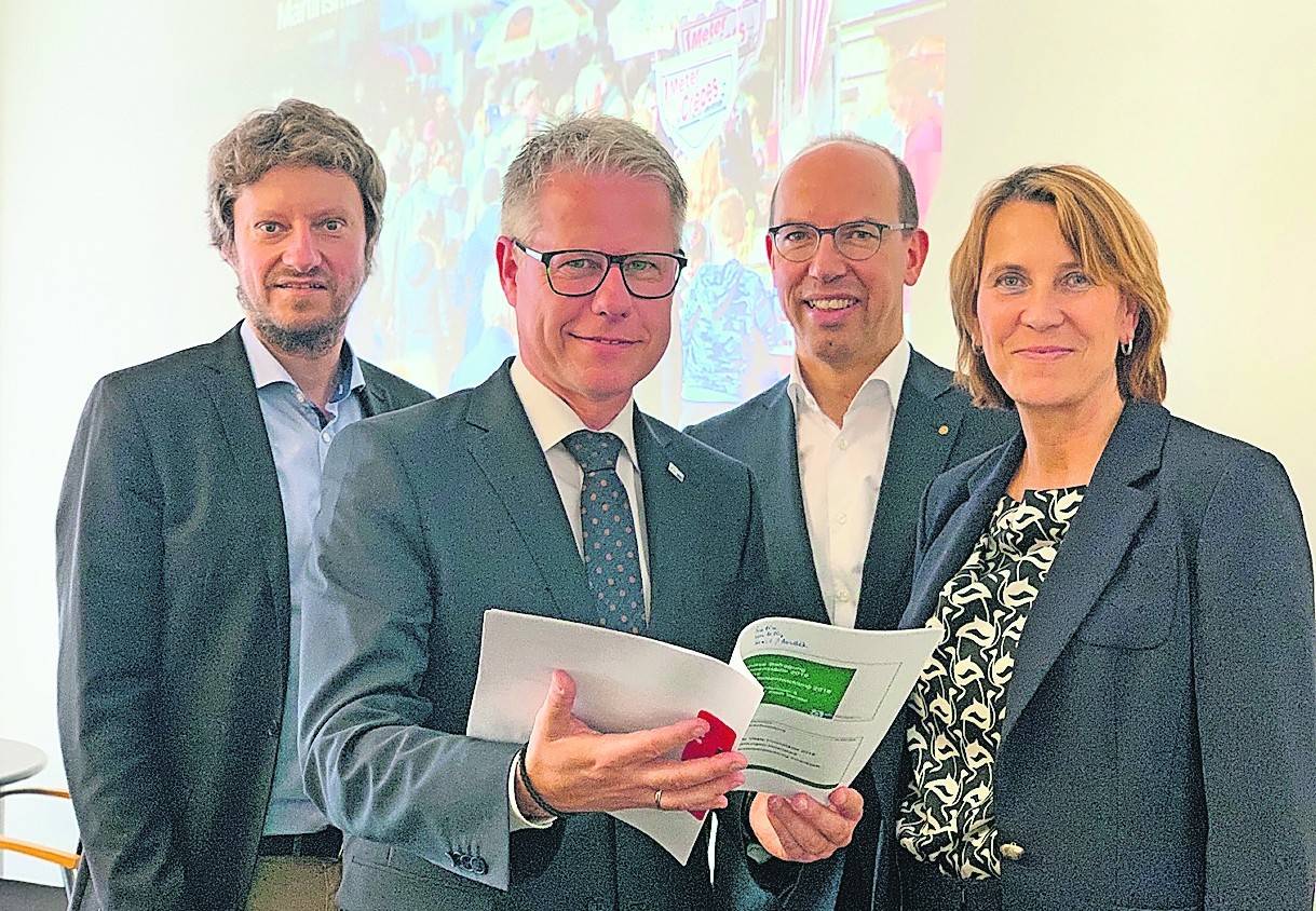 Citymanager Jan von der Heide, Geschäftsführer der IHK Mittlerer Niederrhein Jürgen Steinmetz, Wirtschaftsförderer Thomas Küppers und Bürgermeisterin Sabine Anemüller (v.l.) sind stolz auf die Entwicklung der vergangenen Jahre, sehen aber noch Luft nach oben.