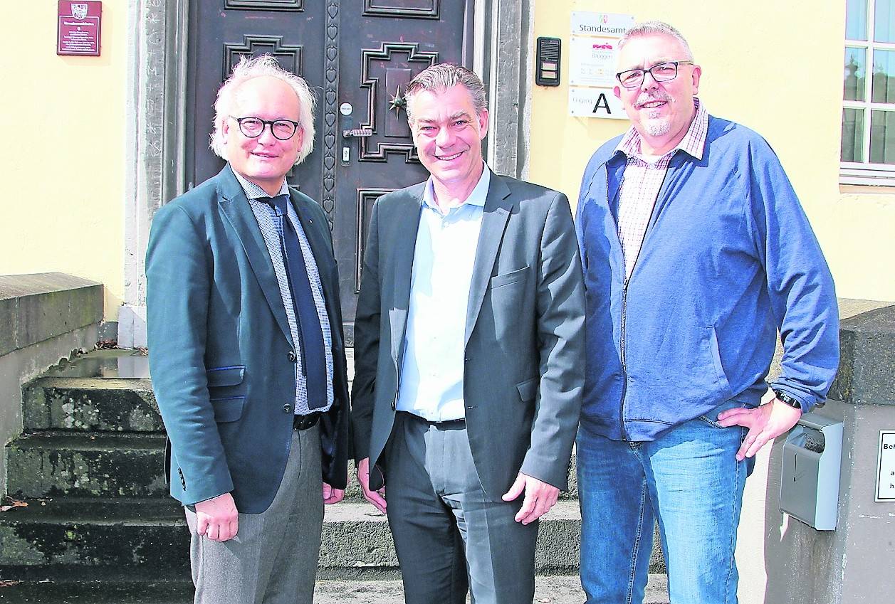  Detlef Blank, Kreisgeschäftsführer des DRK-Kreisverband Viersen, Bürgermeister Frank Gellen und Wilfried Bouscheljong, Sachgebietsleitung Bildung, Jugend, Sport, Soziales, stellten das Konzept des neuen Waldkindergartens vor. 