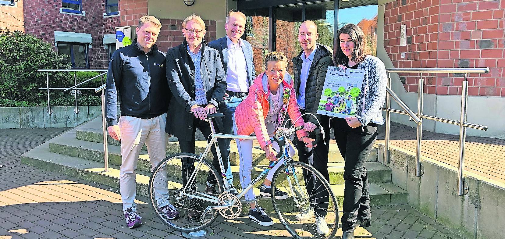 Klaus Schmitz (NetteVital), Christoph Cremers (Geschäftsführer NettePunkt), Bürgermeister Christian Wagner, Astrid Stelzer (Werbering Kaldenkirchen), Philip Hammans (Werbering Breyell) und Sabine Monz (Stadt Nettetal) freuen sich auf den fünften Nettetal-Tag am 7. April.