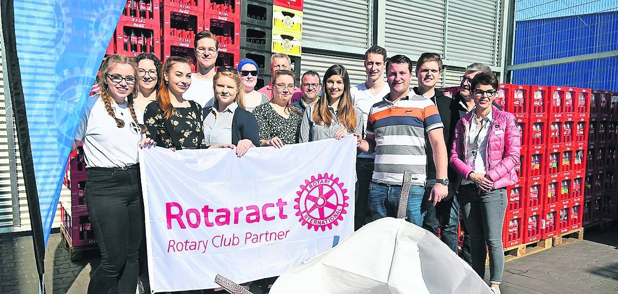 Rund 10.000 Kunststoffdeckel schraubten die Mitglieder des in Vorbereitung befindlichen Rotaract-Clubs im Lager der Kaldenkirchener Trinkgut-Filiale von leeren Getränkeflaschen ab. Schon 500 Deckel reichen aus, um eine Polio-Impfung zu bezahlen.