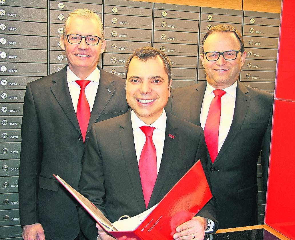 Sicher untergebracht: Bernd Zibell, Giovanni Malaponti und Frank-Rainer Laake (v. l.), die Vorstände der Sparkasse am Niederrhein, im neuen Tresorraum der Geschäftsstelle Moers-Kapellen mit 1.100 Kundensafes.