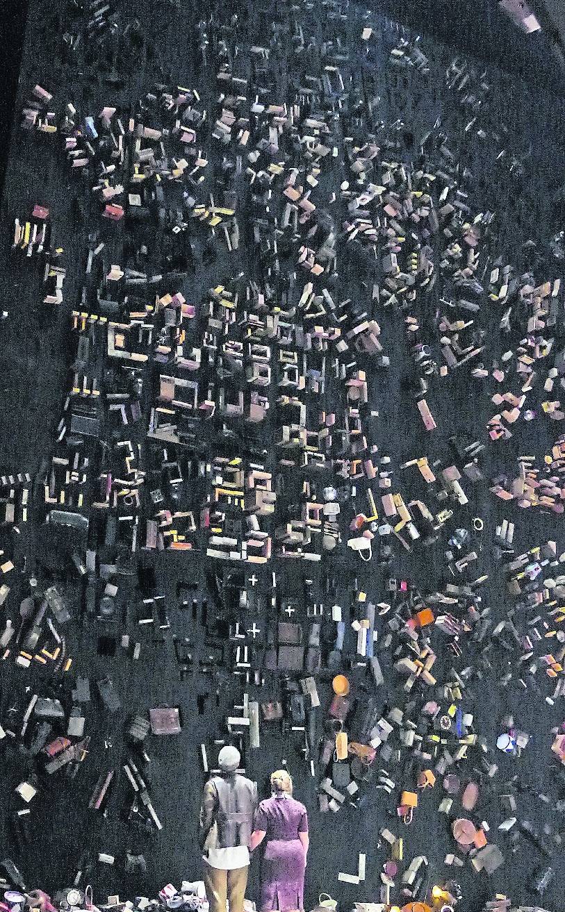 Zwei kleine Menschen gegen den totalitären Staat, der im Deutschland der Jahre 1940 bis ’45 vor allem die Mitbürger sind. Annette Kurz’ Modell des Bühnenbilds von „Jeder stirbt für sich allein“.