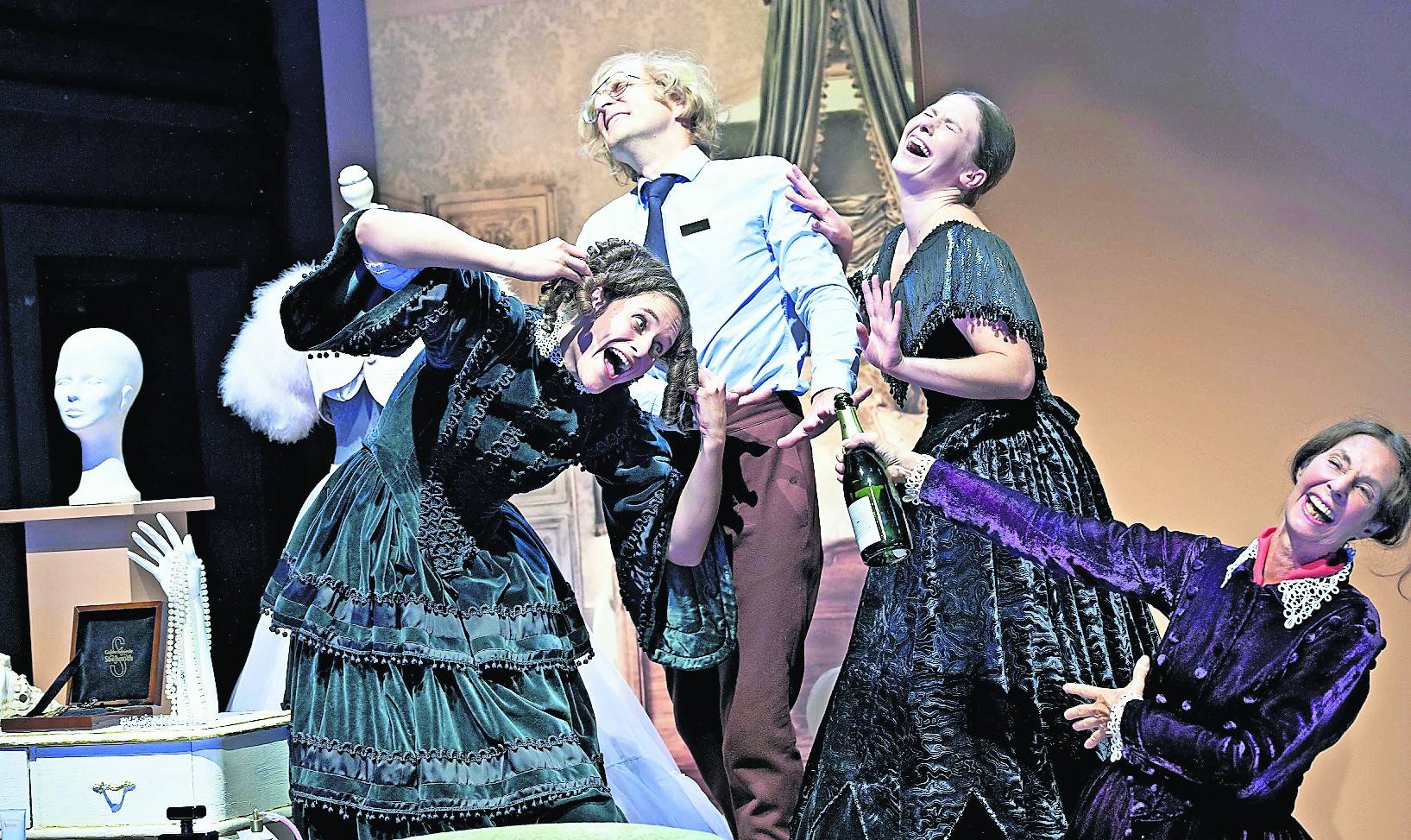  Szene aus „Madame Bovary – allerdings mit anderem Text und auch anderer Melodie“vom Schauspiel Hannover, am Samstag im Theater Duisburg. 