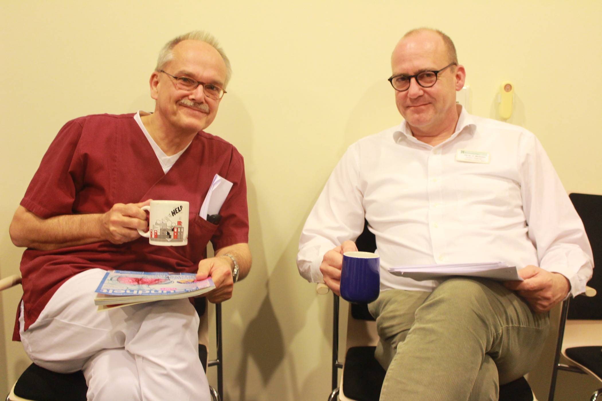  Auch außerhalb der dienstlichen Konferenzen, während einer kurzen Kaffeepause, tauschen sich Prof. Dr. Thomas Frieling (l.) und Chirurg PD Dr. Christoph Wullstein gern miteinander aus. Gemeinsam stehen sie als Leiter und stellv. Leiter dem Darmkrebszentrum am Helios Klinikum  