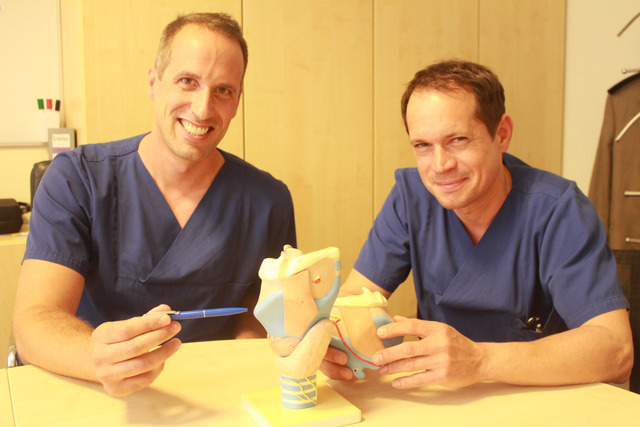 Anschaulichkeit: Chefarzt Prof. Dr. Johannes Schultz (l.) und Oberarzt Lars Stöbe nutzen bei der Patientenaufklärung über Erkrankungen plastische Modelle wie auch moderne Computergrafiken.