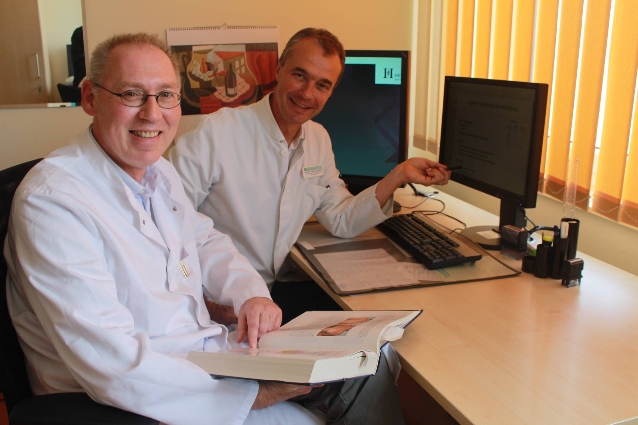  Analyse: Privat-Dozent Dr. Stefan Krämer (vorn) und Prof. Dr. Michael Friedrich nutzen für ihre Untersuchungen ebenso Gentests wie digitale Medien und internationale Forschungsberichte. 