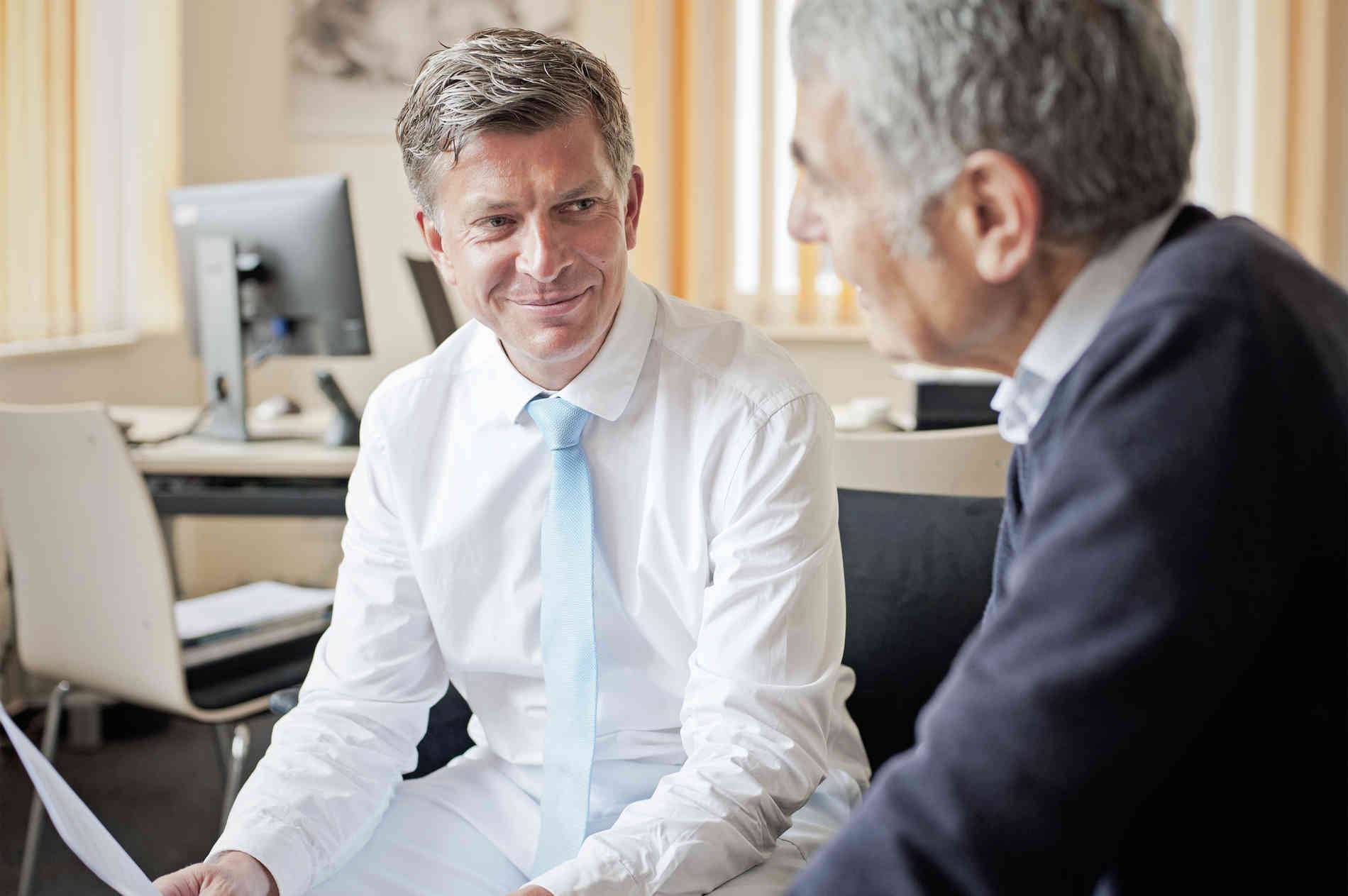 Beratung: Prof. Martin Friedrich, Chefarzt der Klinik für Urologie und Kinderurologie und Leiter des Prostatakrebszentrums am Helios Klinikum Krefeld, im Gespräch mit einem Patienten.