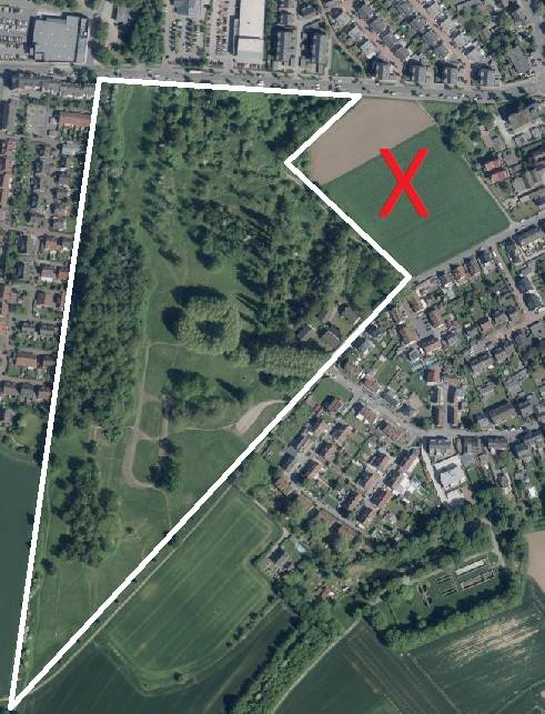 Das alte „Grubenfeld Fritz“ (weiß markiert) hat sich nach der Zechenschließung Mitte der 1970er Jahre in ein grünes Biotop verwandelt. Stadtplaner und Lokalpolitik sehen auf der „Dreiecksfläche“ in naher Zukunft allerdings Wohnbebauung vor. Erste archäologische Sondierungen werden in den kommenden Wochen auf einem angrenzenden städtischen Acker stattfinden (rotes Kreuz).