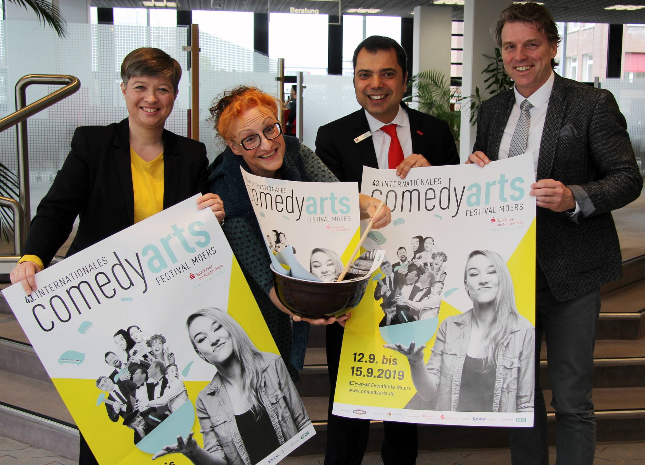  Vl: Wenke Seidel (Veranstalter Bollwerk 107), Betti Ixkes (Künstlerische Leiterin Intern. ComedyArts Festival Moers), Giovanni Malaponti (Vorstandsvorsitzender Sparkasse am Niederrhein) und Christoph Fleischhauer (Bürgermeister Stadt Moers). 