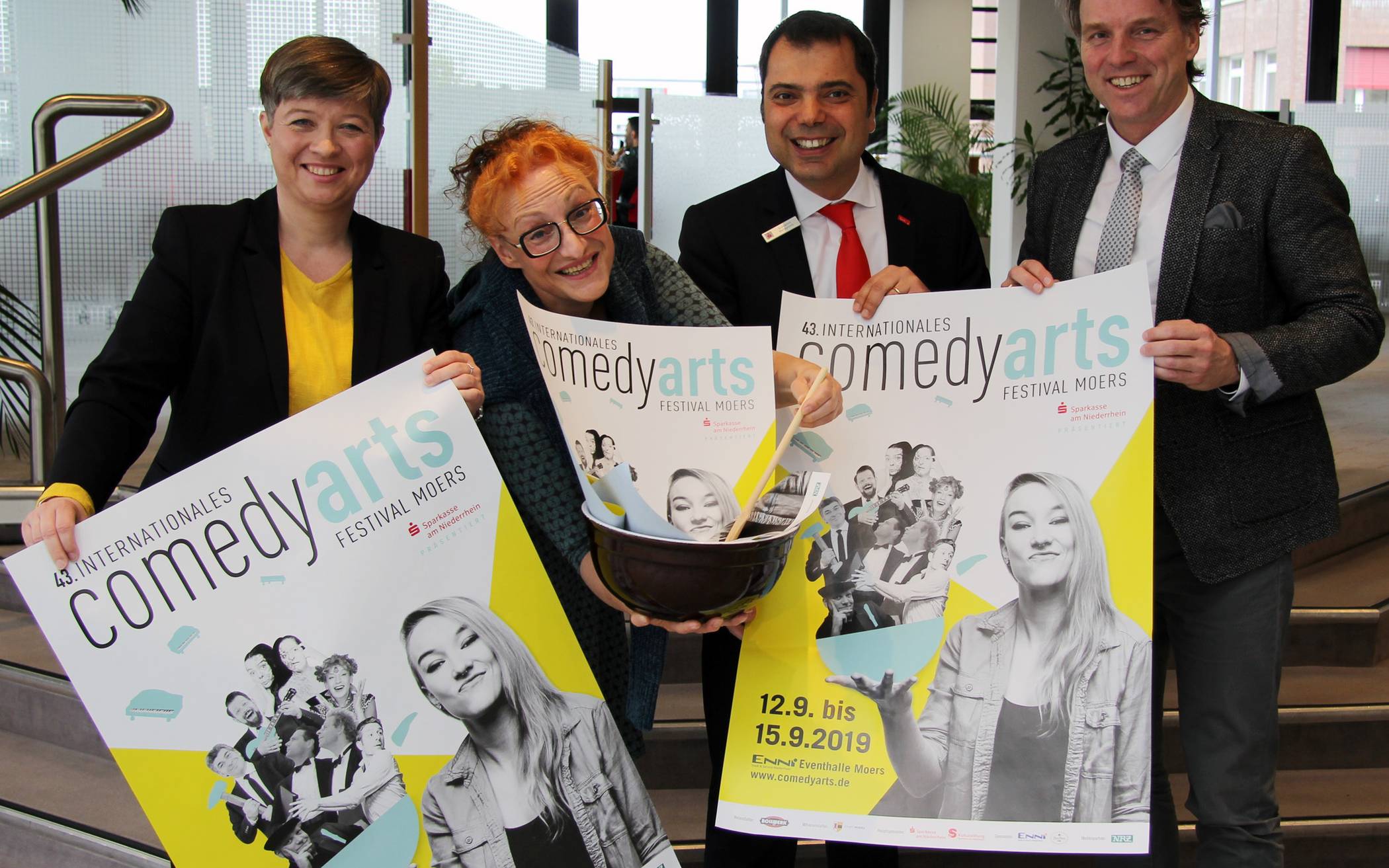 Vl: Wenke Seidel (Veranstalter Bollwerk 107), Betti Ixkes (Künstlerische Leiterin Intern. ComedyArts Festival Moers), Giovanni Malaponti (Vorstandsvorsitzender Sparkasse am Niederrhein) und Christoph Fleischhauer (Bürgermeister Stadt Moers).