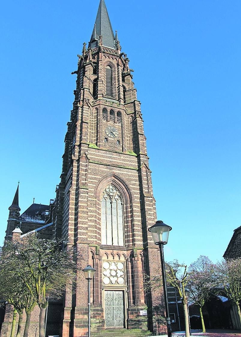 Start ist am „Schwalmtaldom“, der Pfarrkirche St. Michael in Waldniel.
