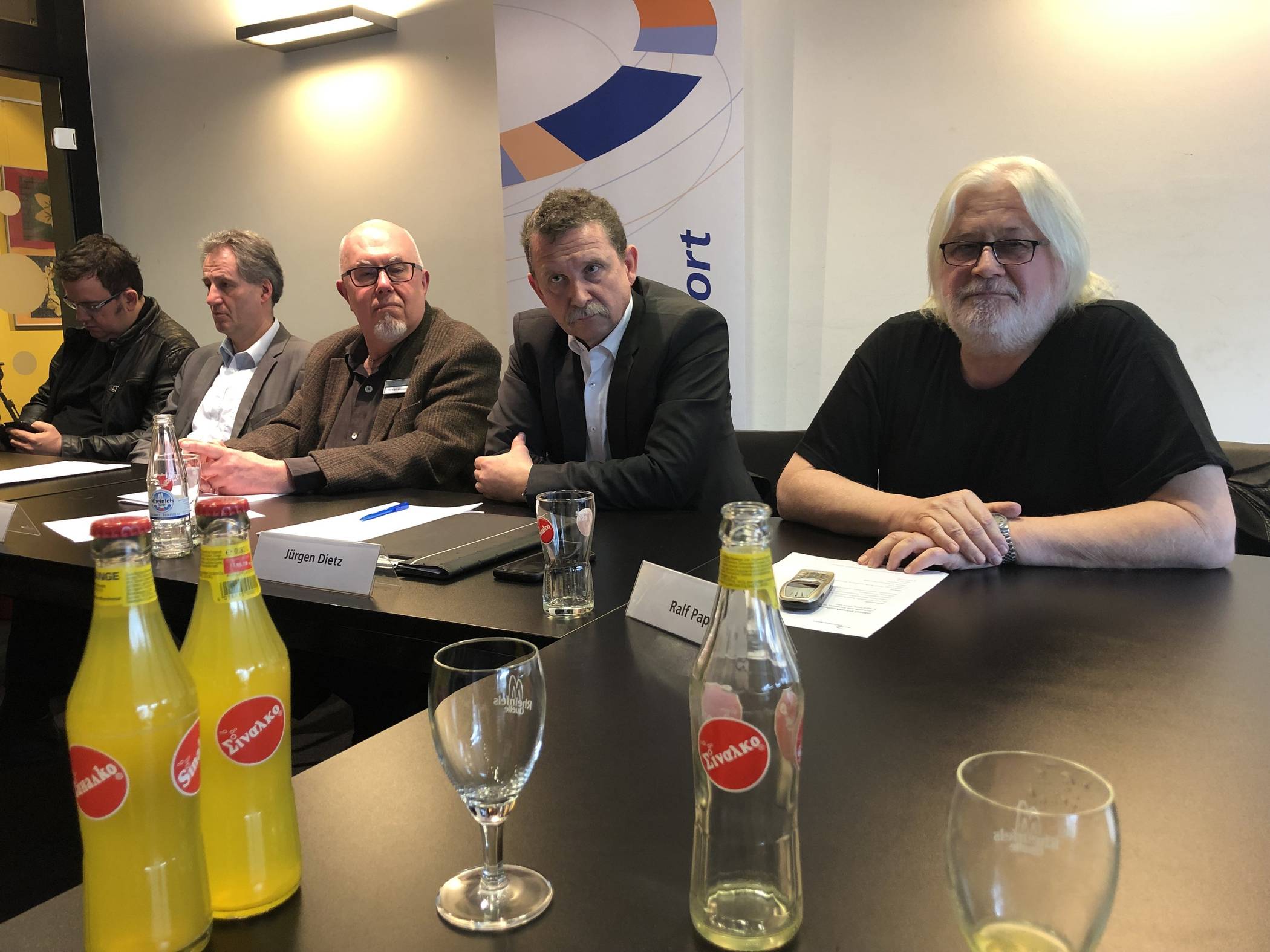 Von rechts: Ralf Pape, Jürgen Dietz, Henry Lehmann, Dr. Ralf Krumpholz und Stavros Avgerinos bei der Pressekonferenz zur Füchse-Zukunft.