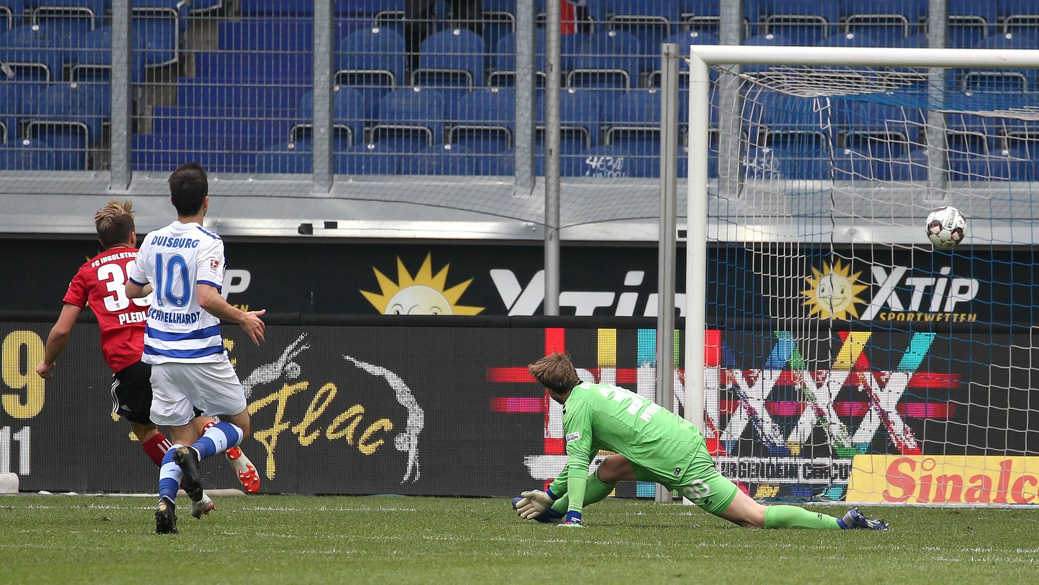  Der eingewechselte Thomas Pledl trifft für Ingolstadt zum 2:4-Endstand. 