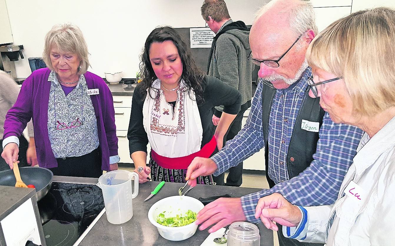   Avocado ist die Grundlage der Guacamole (v.l.): Ulrike Petsch, Isabel Bocanegra, Jürgen Krenzer, Lu (Hildegund) Luczak. 