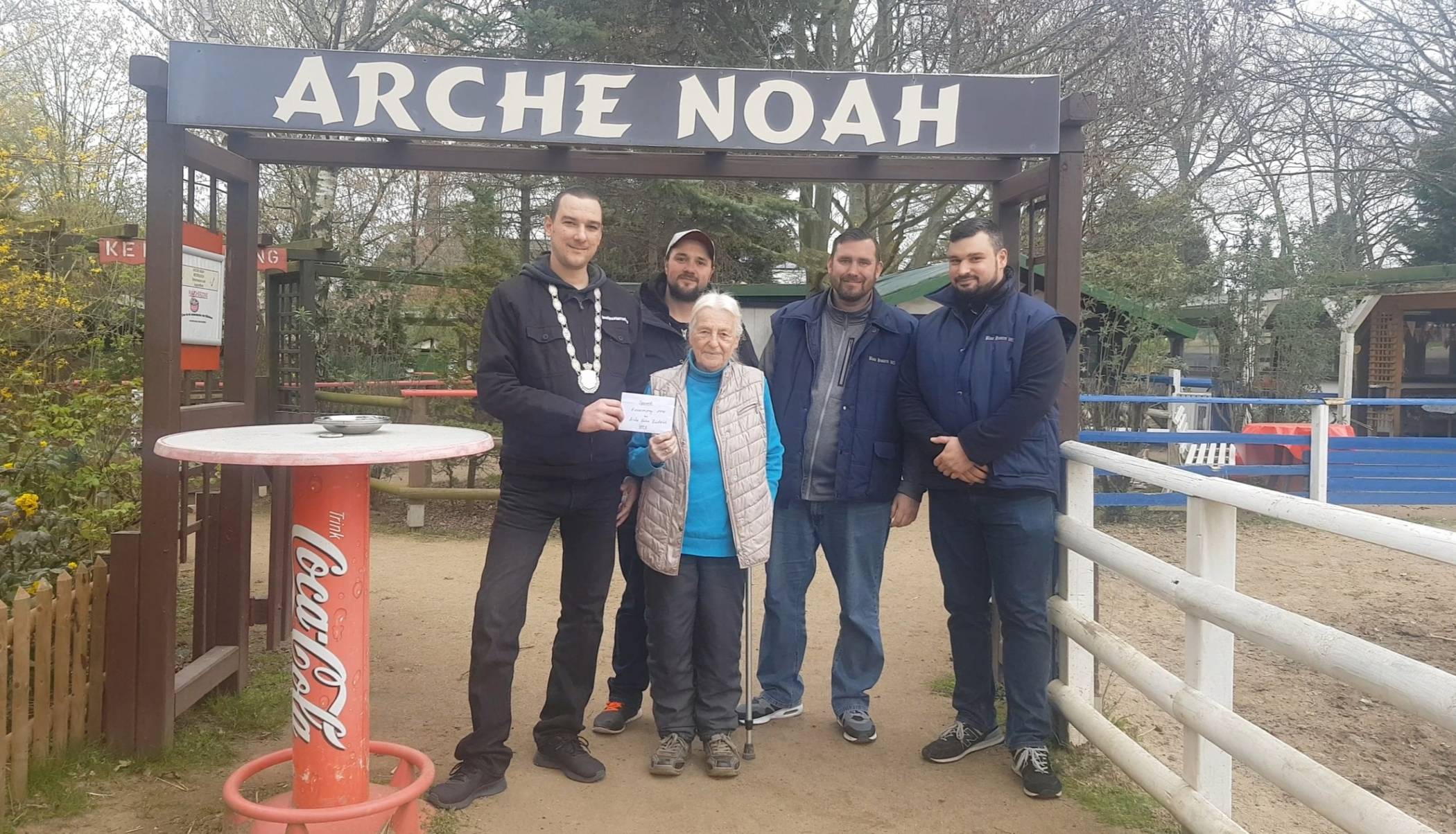  Freuten sich bei der Spendenübergabe (v.l.): : Thomas Wegener (Grüne Husaren und amtierender Husarenkönig), Sascha Motes (Rote Husaren), Marcel Hermes (Blaue Husaren), Timur Gök (Blaue Husaren). Hildegard Miedel (Arche Noah). 