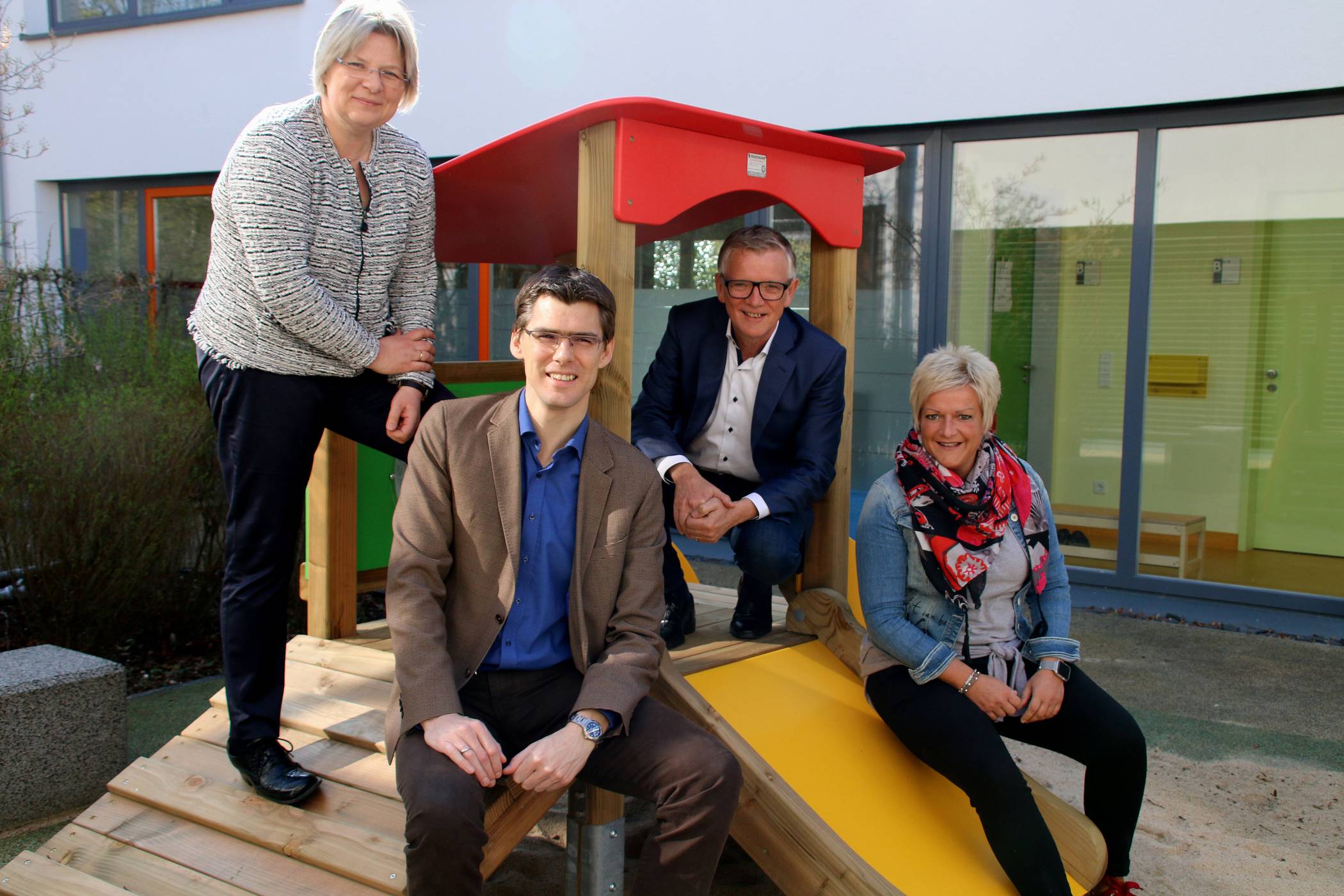  Dr. Stephanie Boßerhoff, Karl-Ferdinand von Fürstenberg, Ulrich Knüwer und Jeanette Wyes (v.l.) am neuen Kletterturm, der durch eine Spende der Löwenkinder möglich wurde. 