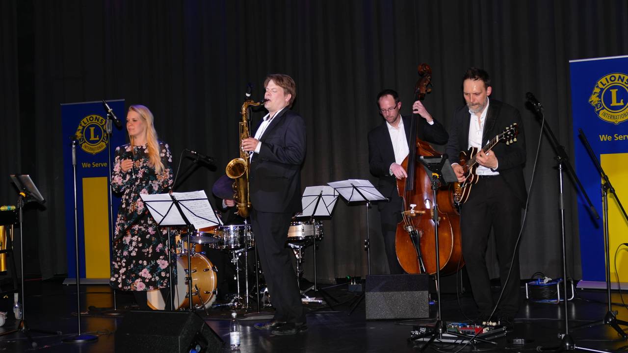   Das Trio um Gitarrist Daniel Goldkuhle und Sängerin Meike van Bebber begeisterte die Zuhörer im Wasserturm beim 2. Benefizkonzertes „Lions meet Jazz“. 