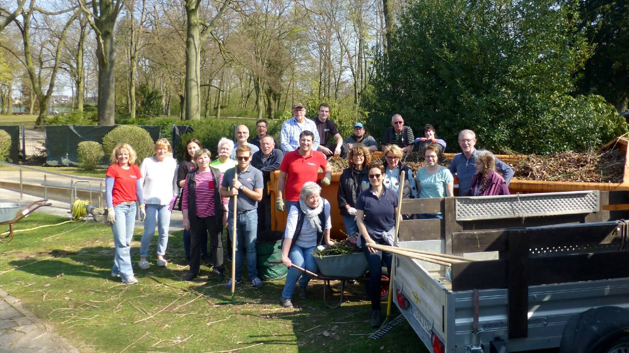 Am letzten März-Wochenende haben viele freiwillige Helfer/innen von „Repelen aktiv“ und der Sparkasse am Niederrhein den „Barfußpfad“ aus dem Winterschlaf geweckt.